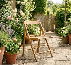 2 ou 3 chaises pliantes pour les invités surprises